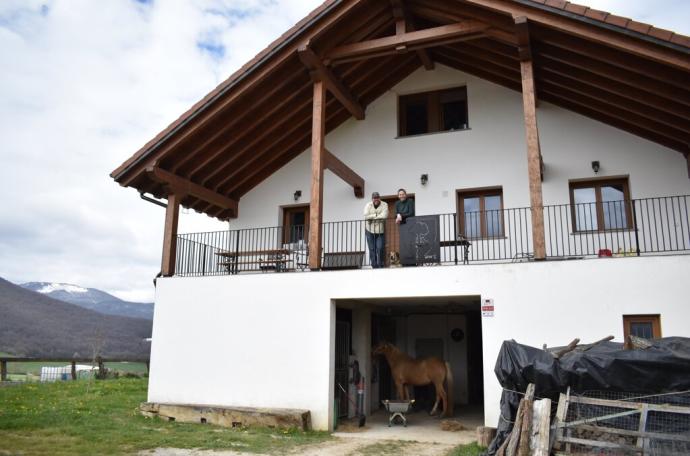 El donostiarra, Iñigo Arana y la americana Meghan Sapp, desde el balcón de su rancho 'Curly Creek', situado en Oskotz.