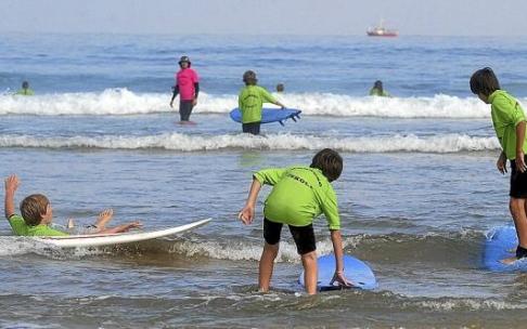 Chavales en un cursillo de surf en la playa de la Zurriola.