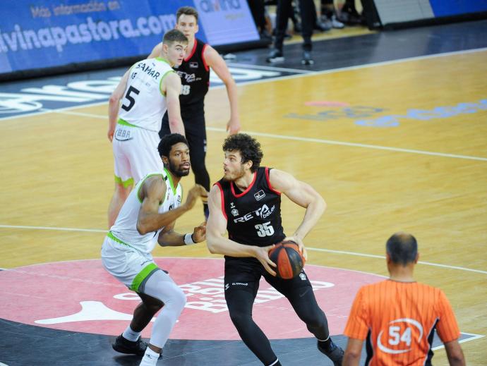 Leonardo Totè debutó como 'hombre de negro' el sábado ante el Fuenlabrada.