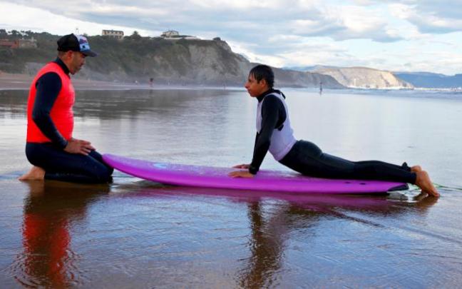 Bizkaia es referente en el surf inclusivo.