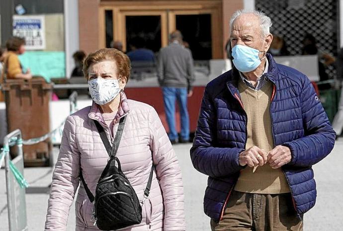 Personas mayores andando por la calle con mascarilla. Foto: A.L.