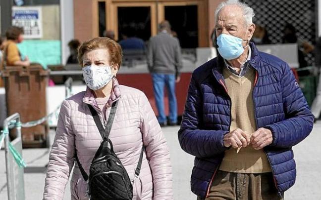 Personas mayores andando por la calle con mascarilla. Foto: A.L.