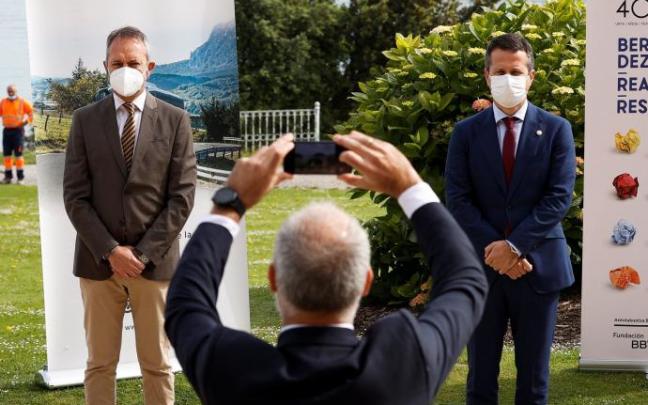 El consejero vasco de Educación, Jokin Bildarratz (2d) durante la presentación de los Cursos de Verano de la Universidad del País Vasco (UPV/EHU), junto a la directora de este ciclo estival, Itziar Alkota, el vicerrector del campus de Gipuzkoa, Agustín Er