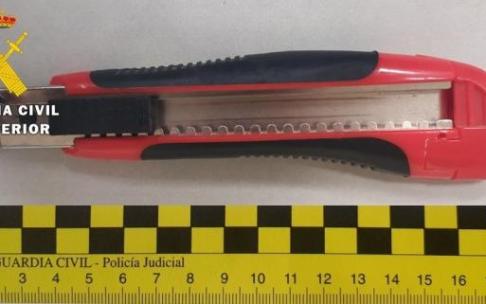 Cúter con el que el individuo amenazó al conductor del autobús.