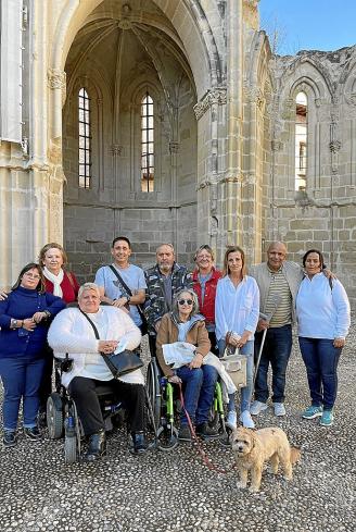 Varios miembros y representantes del colectivo CVPI, ante la ruinas de San Pedro de Viana.