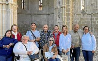 Varios miembros y representantes del colectivo CVPI, ante la ruinas de San Pedro de Viana. Varios miembros y representantes del colectivo CVPI, ante la ruinas de San Pedro de Viana.