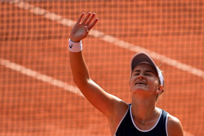 La tenista checa Barbora Krejcikova saluda al público tras lograr su primer Roland Garros