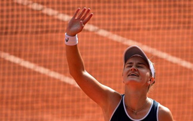 La tenista checa Barbora Krejcikova saluda al público tras lograr su primer Roland Garros
