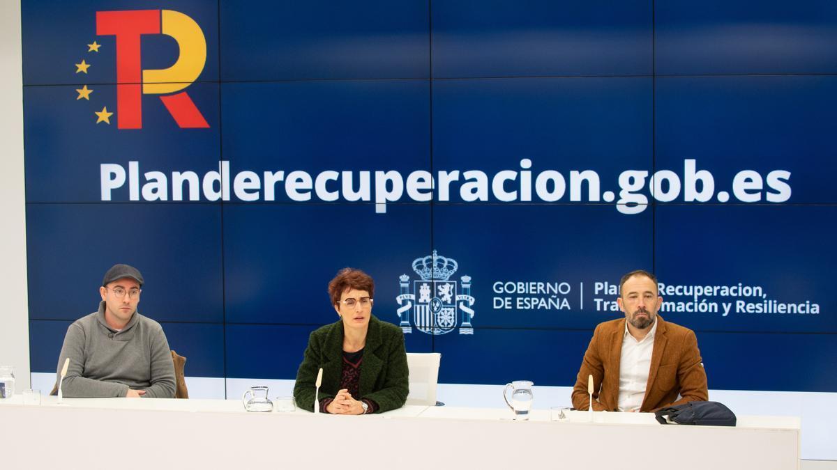 Josu Zubia, de Debagoieneko Antzerki Plataforma; María José Telleria, diputada de Cultura; y Denis Itxaso, delegado del Gobierno español, en la presentación de las ayudas.