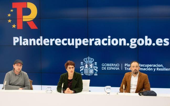 Josu Zubia, de Debagoieneko Antzerki Plataforma; María José Telleria, diputada de Cultura; y Denis Itxaso, delegado del Gobierno español, en la presentación de las ayudas. Josu Zubia, de Debagoieneko Antzerki Plataforma; María José Telleria, diputada de Cultura; y Denis Itxaso, delegado del Gobierno español, en la presentación de las ayudas.