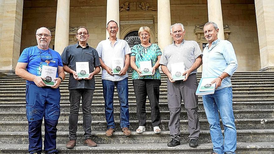 Los autores del libro junto a la directora foral, Natividad López de Munain.