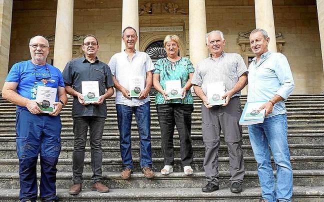 Los autores del libro junto a la directora foral, Natividad López de Munain.