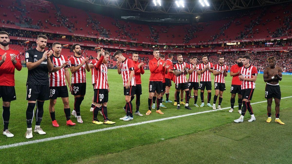 Los jugadores del Athletic saludan a la afición