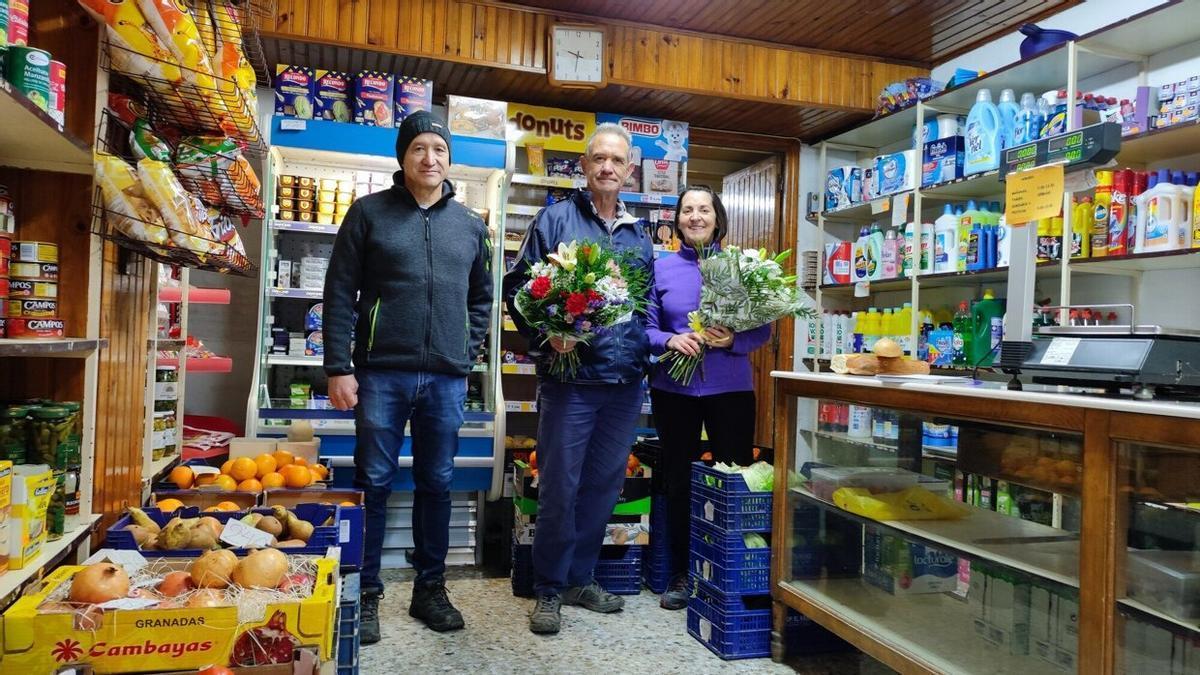 Lesmes Rada a la izquierda, junto con Kike y su esposa Mariví Díaz, tras el homenaje celebrado por sus vecinos el día que dejan su tienda en Estella.