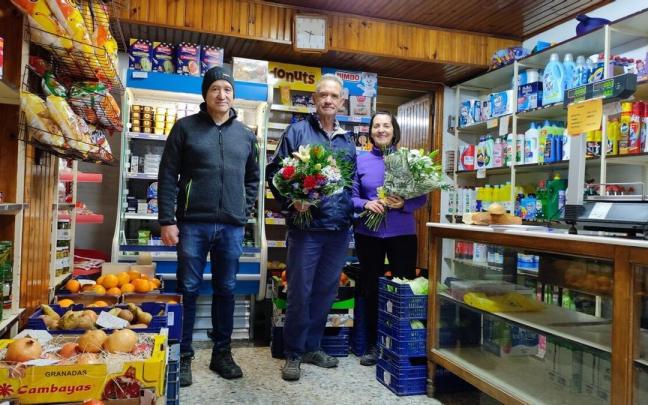 Lesmes Rada a la izquierda, junto con Kike y su esposa Mariví Díaz, tras el homenaje celebrado por sus vecinos el día que dejan su tienda en Estella. Lesmes Rada a la izquierda, junto con Kike y su esposa Mariví Díaz, tras el homenaje celebrado por sus vecinos el día que dejan su tienda en Estella.