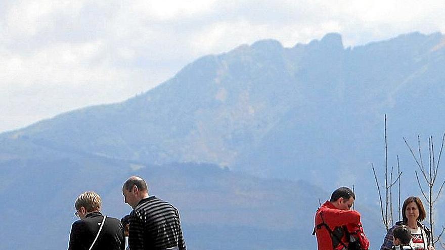 Varias personas en el mirador del fuerte. | FOTO: IKER AZURMENDI