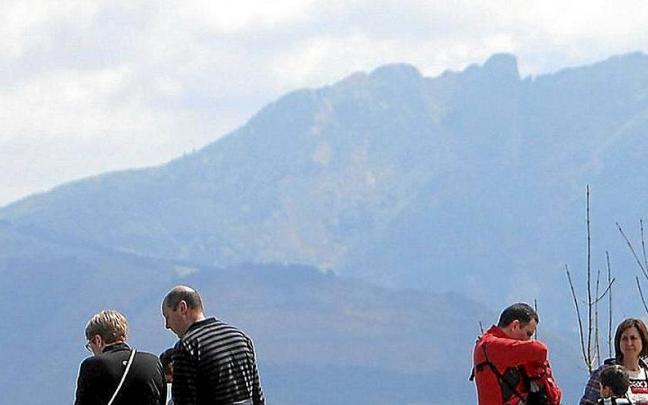 Varias personas en el mirador del fuerte. | FOTO: IKER AZURMENDI