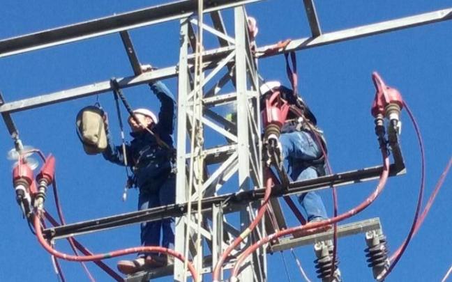 Trabajadores realizando tareas de aislamiento de la torre de media tensión