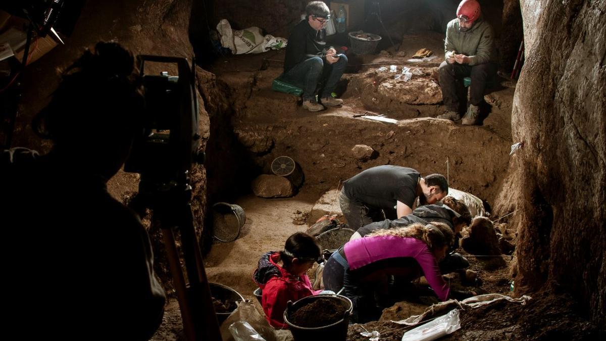 Los arqueólogos, trabajando sobre el nivel h de la cueva de Abauntz, donde se buscan vestigios de la época neandertal