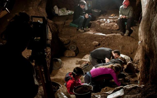 Los arque&oacute;logos, trabajando sobre el nivel h de la cueva de Abauntz, donde se buscan vestigios de la &eacute;poca neandertal