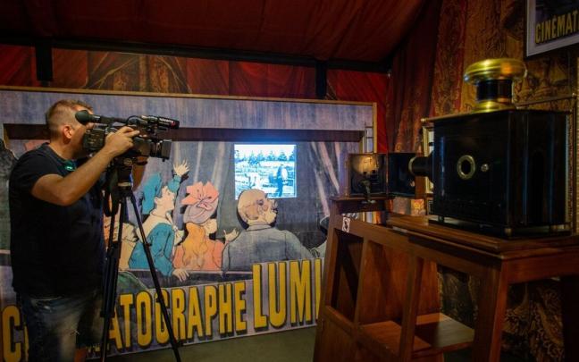 Un periodista graba con su cámara el espacio donde se expone el cinematógrafo, dentro de la muestra ‘Empieza el espectáculo. Georges Méliès y el cine de 1900’. Un periodista graba con su cámara el espacio donde se expone el cinematógrafo, dentro de la muestra ‘Empieza el espectáculo. Georges Méliès y el cine de 1900’.