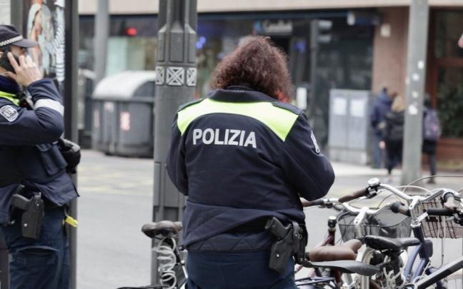 Dos agentes de la Polic&iacute;a Local de Vitoria.