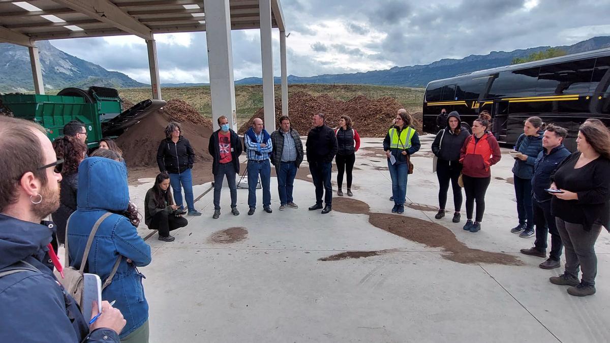 Momento de la visita a la planta de compostaje de Arbizu.