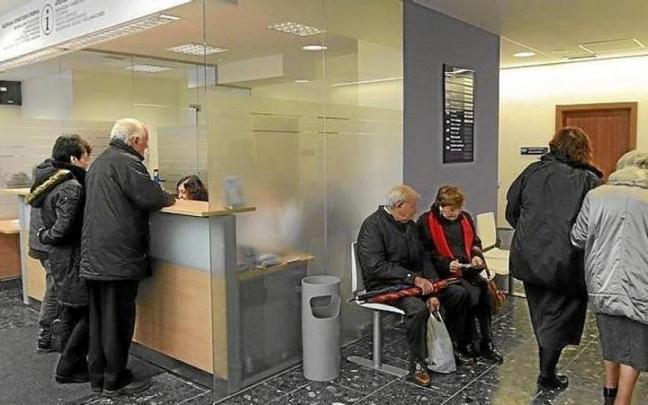 Varias personas en un centro de salud.