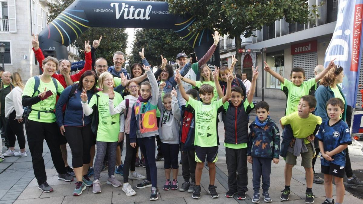 En imágenes: una marea verde cierra filas contra el cáncer en Vitoria