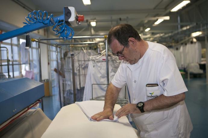 Un trabajador en el interior de un taller de Indesa.