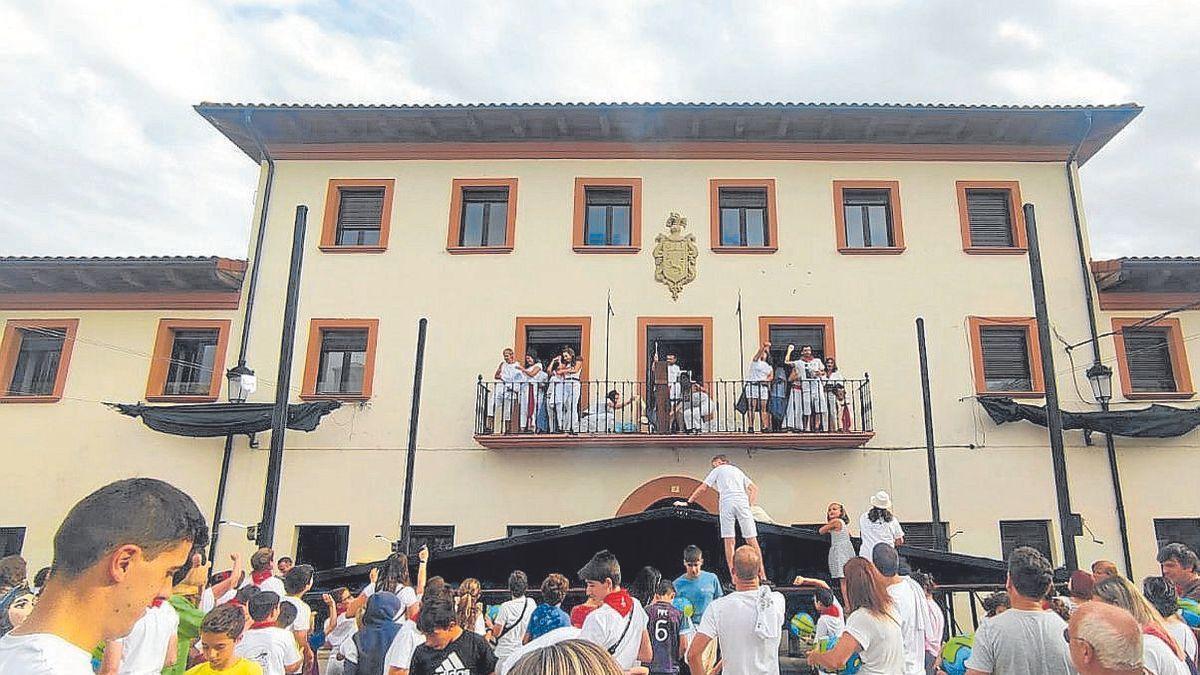 Garínoain vuelve a celebrar sus fiestas patronales bajo un mensaje claro: su localidad es “inclusiva e igualitaria”. Así lo aseguró su alcaldesa Bertha Sánchez segundos antes de lanzar el cohete, inaugurando cuatro