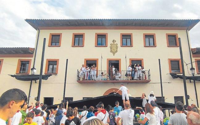 Gar&iacute;noain vuelve a celebrar sus fiestas patronales bajo un mensaje claro: su localidad es &ldquo;inclusiva e igualitaria&rdquo;. As&iacute; lo asegur&oacute; su alcaldesa Bertha S&aacute;nchez segundos antes de lanzar el cohete, inaugurando cuatro