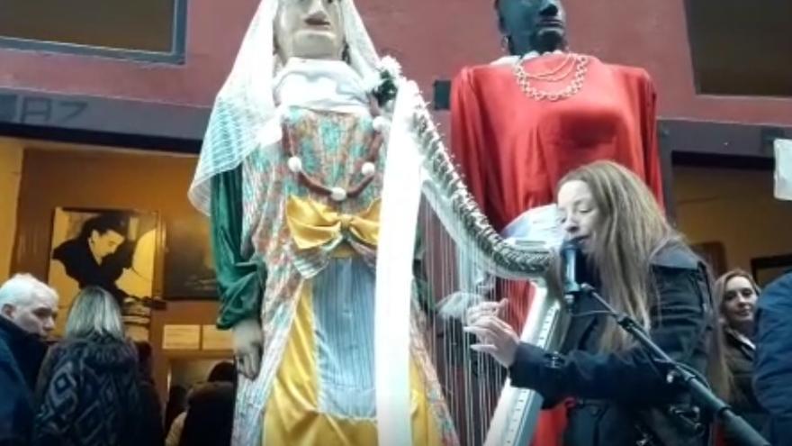 Música de arpa frente a la Churrería de la Mañueta por su 150º aniversario