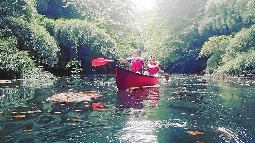 Una pareja remonta el río Urumea en una de las actividades de Arrauning.
Foto: Arrauning