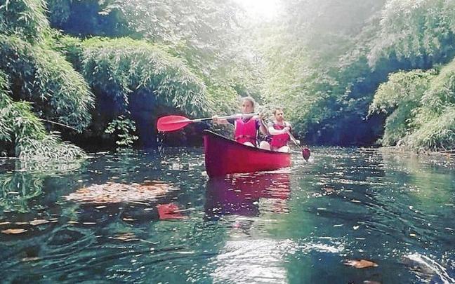 Una pareja remonta el río Urumea en una de las actividades de Arrauning.
Foto: Arrauning