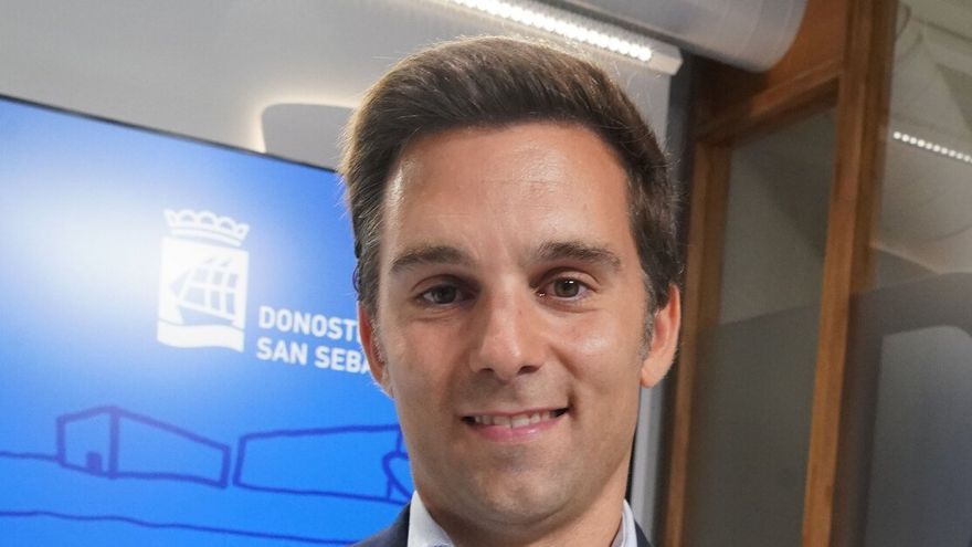 Borja Mu&ntilde;oz Niharra, con el libro sobre los gigantes y cabezudos.