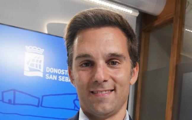 Borja Muñoz Niharra, con el libro sobre los gigantes y cabezudos. Borja Muñoz Niharra, con el libro sobre los gigantes y cabezudos.