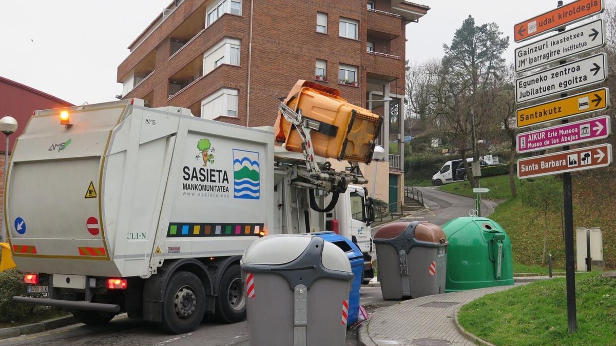 Camión descargando un contenedor amarillo en Urretxu