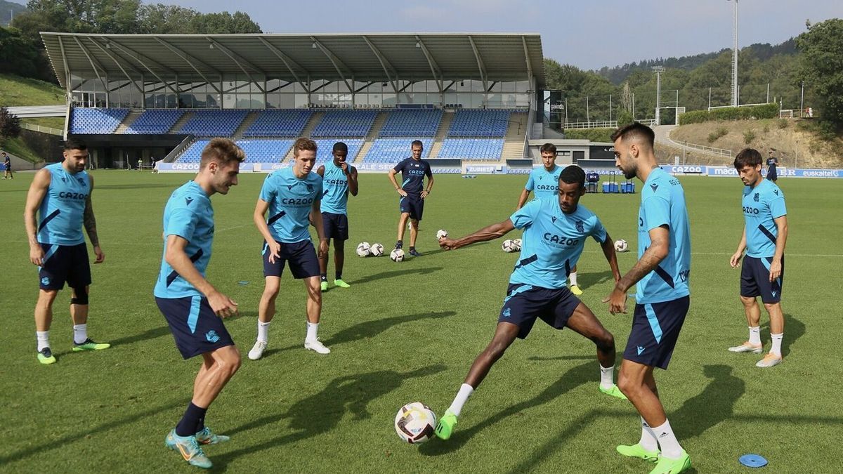 Varios jugadores de la Real, en pleno rondo durante el entrenamiento de hoy en Zubieta.