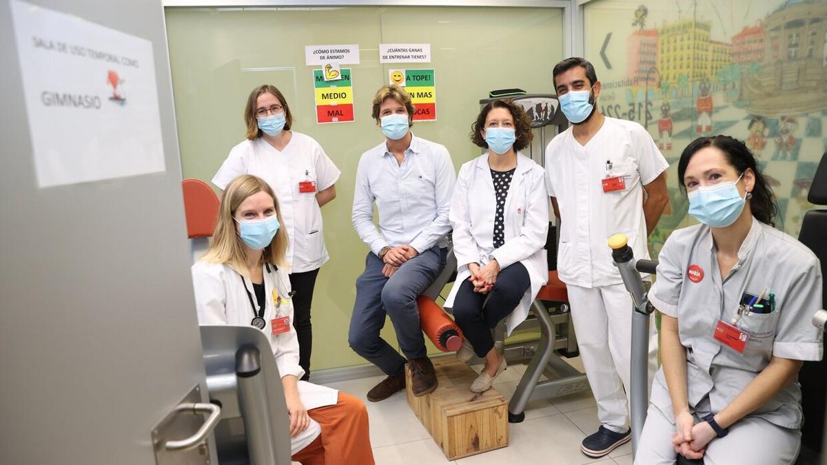 De izda a dcha, Virginia Arrazubi, Idoia Morilla, Fabricio Zambom, Ruth Vera, Nicolás Martínez Velilla y María Huarte, en la sala habilitada como gimnasio en la planta de Oncología.