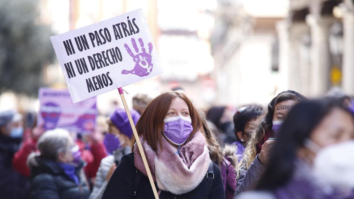 Una mujer con una pancarta durante una manifestación por la defensa de los derechos de las mujeres.