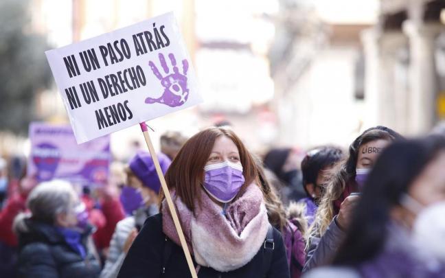 Una mujer con una pancarta durante una manifestación por la defensa de los derechos de las mujeres. Una mujer con una pancarta durante una manifestación por la defensa de los derechos de las mujeres.