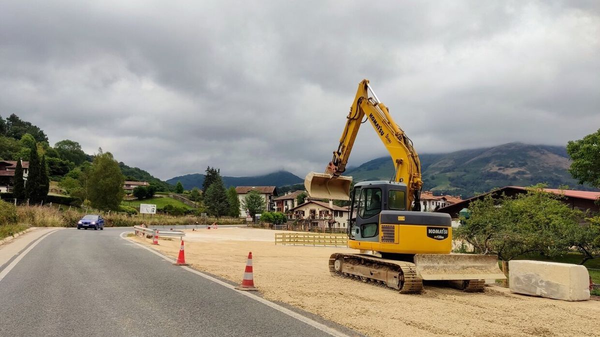 El parking de la entrada de la localidad de Erratzu ya está tomando forma.