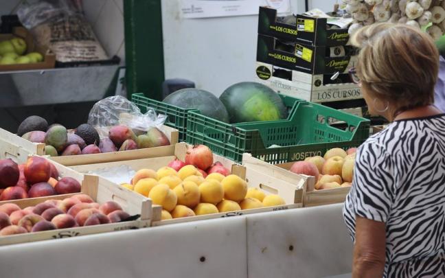 Una clienta en el Mercado de Santo Domingo de Pamplona.