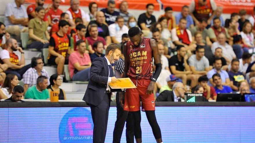 Ilimane Diop atiende las instrucciones de su entrenador, Sito Alonso