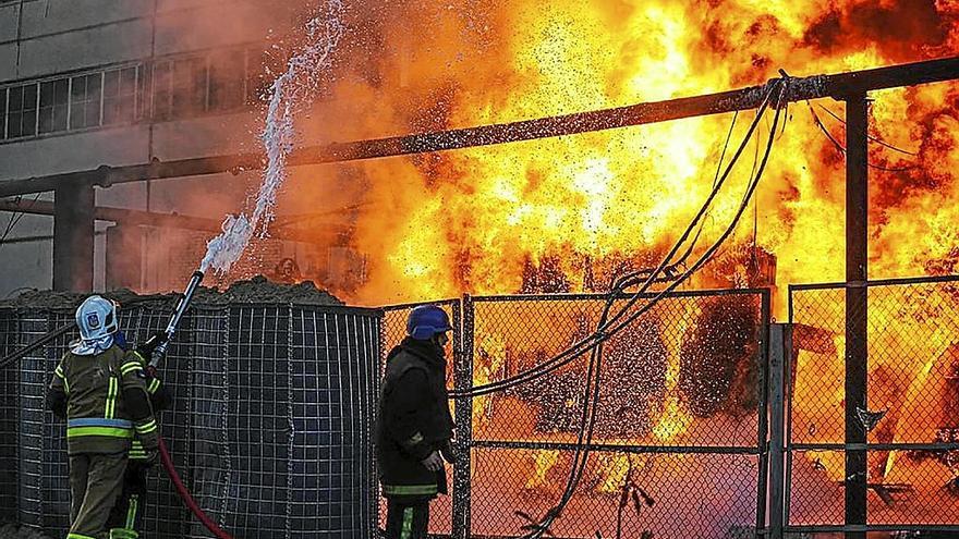 Los servicios de emergencia ucranianos tratan de sofocar un incendio en Kiev. | FOTO: EFE