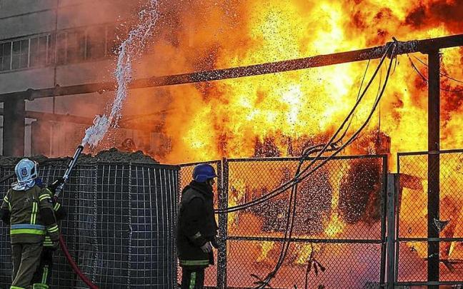 Los servicios de emergencia ucranianos tratan de sofocar un incendio en Kiev. | FOTO: EFE