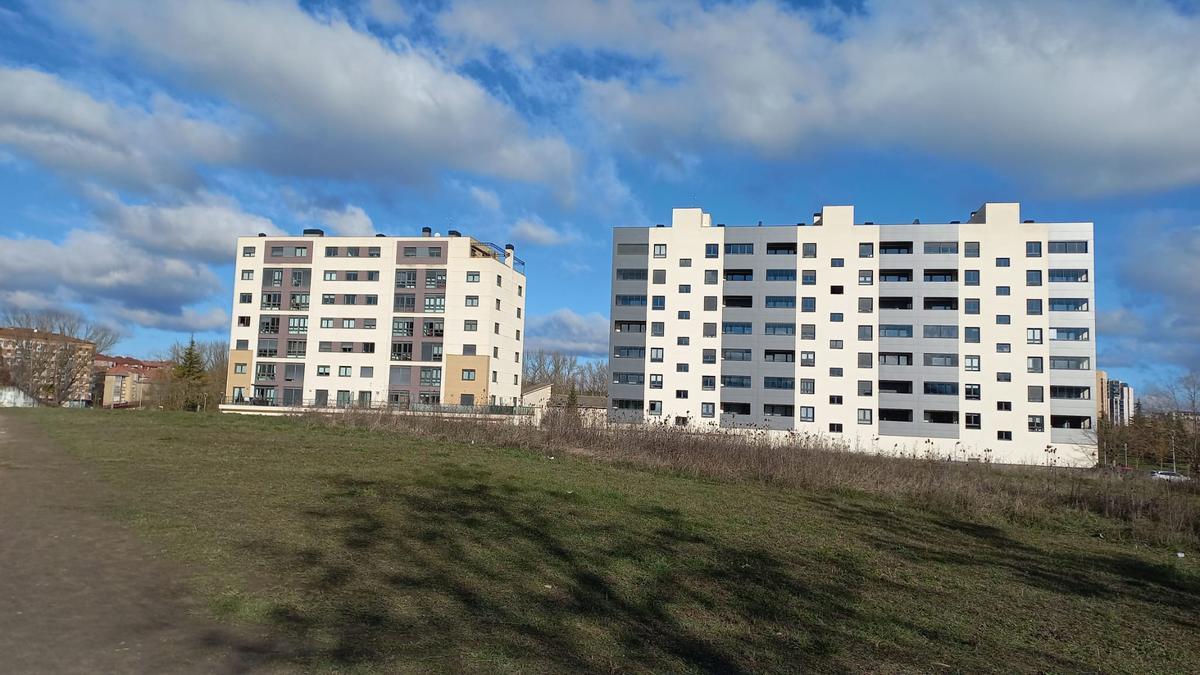 Amplia explanada que comunica Judimendi con Salburua para ir hacia el centro cívico o hacia el parque del Este