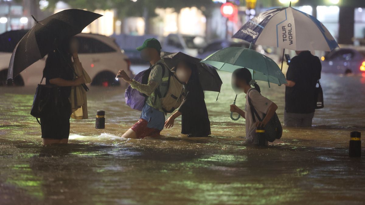 Las fuertes lluvias inundan una calle del sur de Seúl.