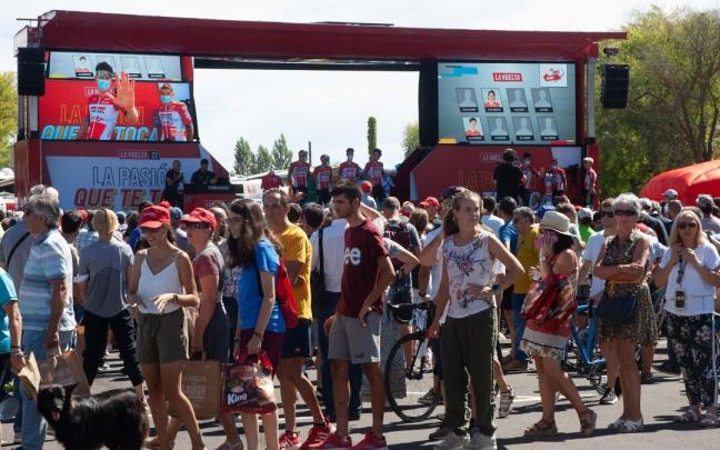 Vitoria abraza al pelotón de La Vuelta en la salida de la cuarta etapa Vitoria abraza al pelotón de La Vuelta en la salida de la cuarta etapa